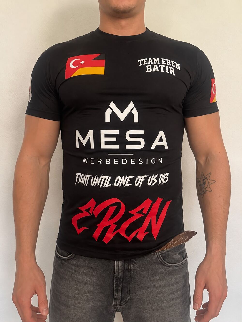 Kämpfershirt mit Sponsorenlogos für Team Eren Batır