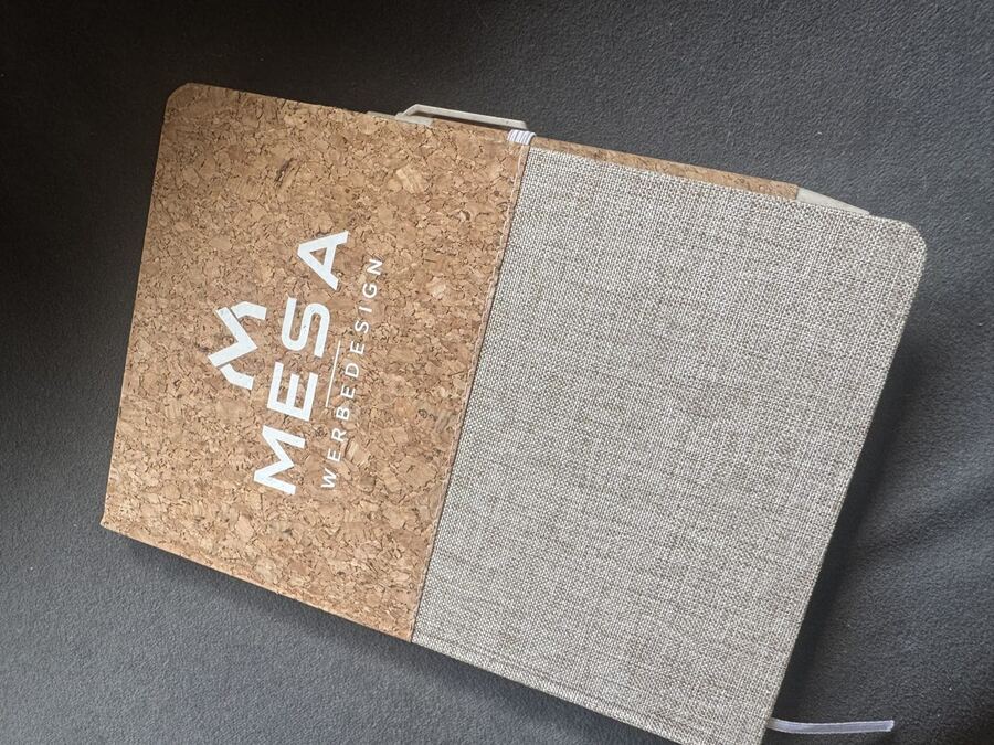 Notizbuch aus Kork und Leinen mit MESA Logodruck