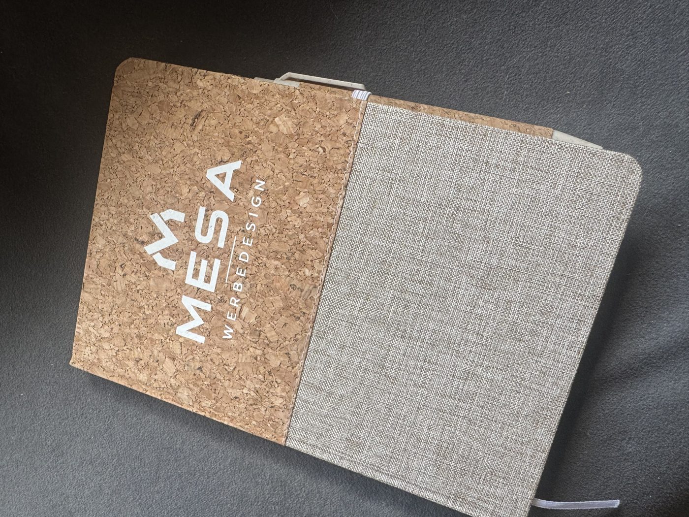 Notizbuch aus Kork und Leinen mit MESA Logodruck